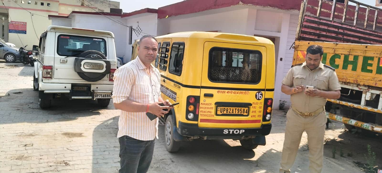 बिना परमिट के स्कूली वाहनों को सीज करते एआरटीओ सतेंद्र कुमार। स्रोत स्वयं