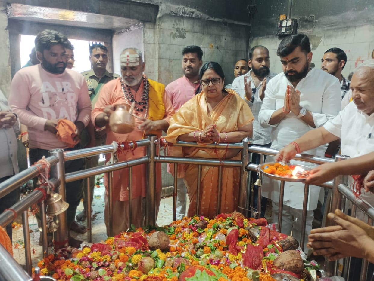 Sumit Pratap Singh arrived at the pilgrimage site of Bateshwar with his family; the State Minister's son inspected the development works of the corridor and performed the *Vahan Pujan* (vehicle worship).