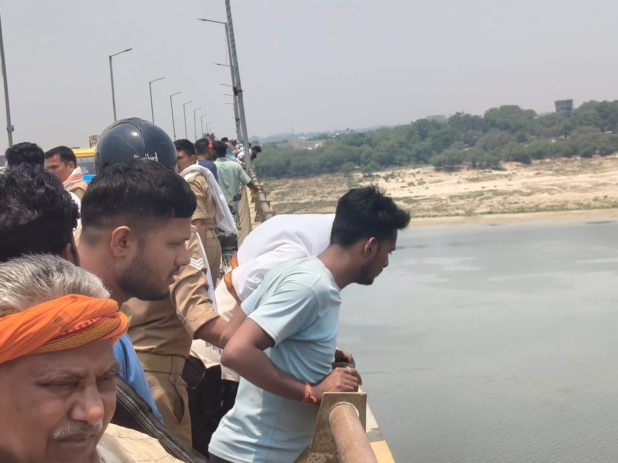After leaving his mobile phone, earphones, and *gamcha* at a tea stall, a young man jumped into the Ganges from a bridge and is now missing.