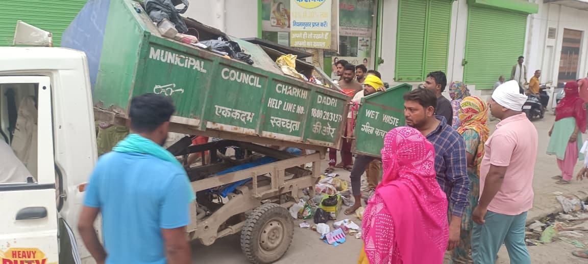 Employees stand firm for their rights, stop tipper and throw garbage on the road