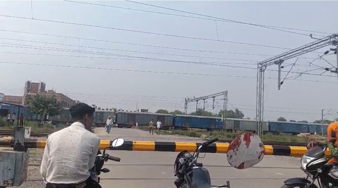 Goods train engine breaks down, crossing closed for two hours