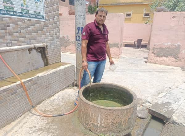 फोटो 1प्यासे पशुओं के लिए पानी का प्रबंध और जल सेवा करते हुए बंटी।संवाद