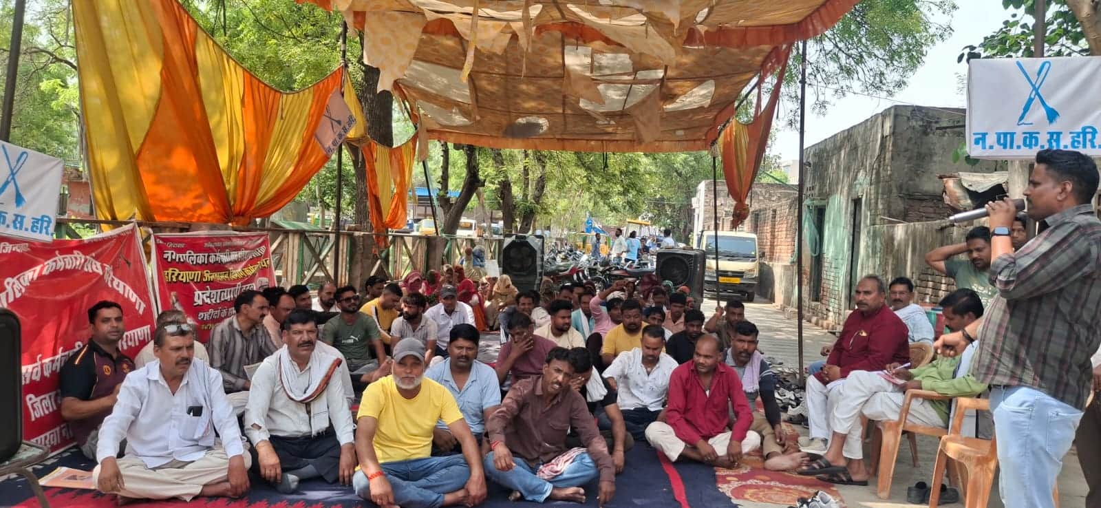 फोटो 11नगर परिषद में अपनी मांगों को लेकर धरने पर बैठे कर्मी।स्रोत:प्रवक्ता
