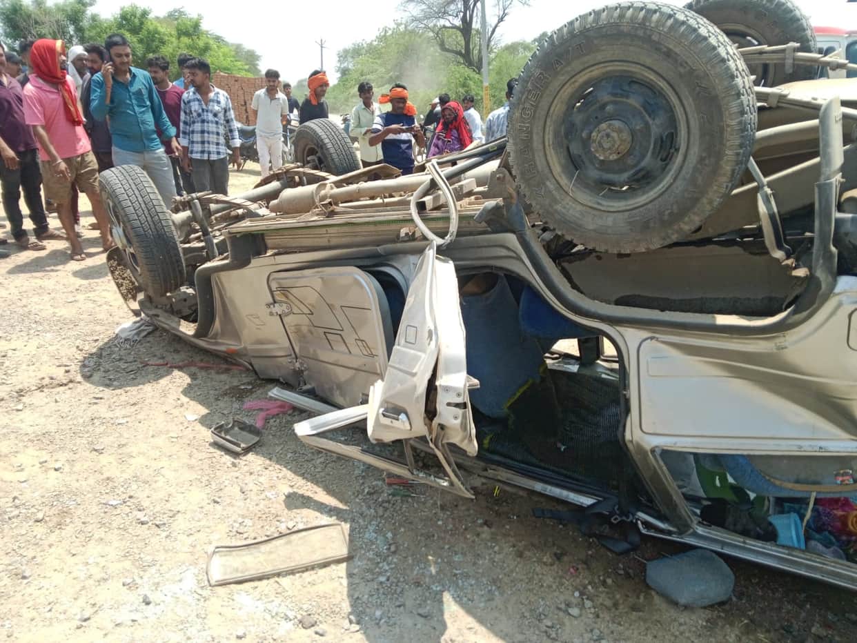 Bolero full of passengers falls into ditch, farmer dies