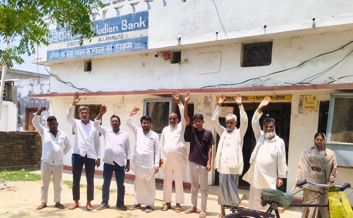 Account holders protest after not receiving cash for seven days