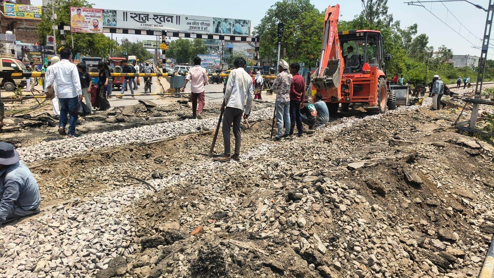 फोटो-36- आवास विकास रेलवे क्रासिंग को बंद करके ट्रैक की मरम्मत करते श्रमिक। संवाद