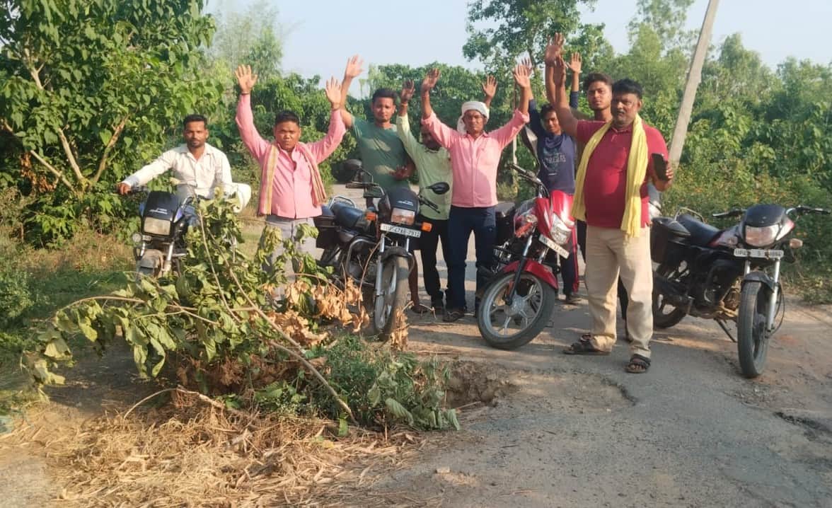 फोटो-7-बलरामपुर के कचनी नाले पर प्रदर्शन करते ग्रामीण ।-संवाद