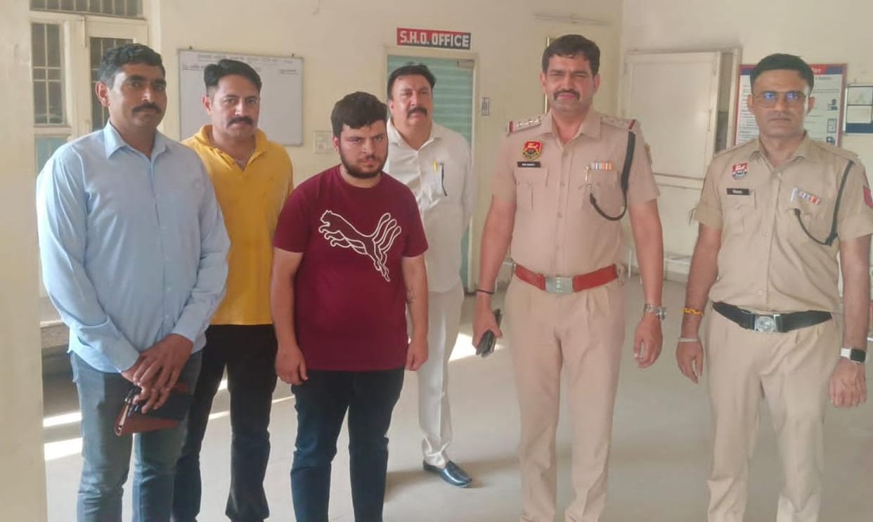 The robbery of Rs 15 lakh by wearing khaki uniform turned out to be fake.