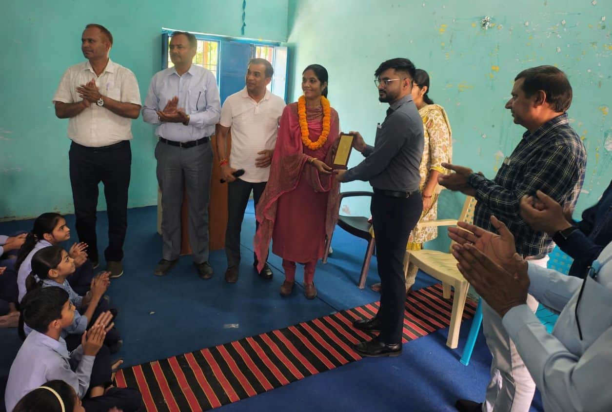 फोटो संख्या:-67 राजकीय मॉडल संस्कृति विद्यालय सतनाली में प्रगणकों सम्मानित करते हुए एसडीएम योगे