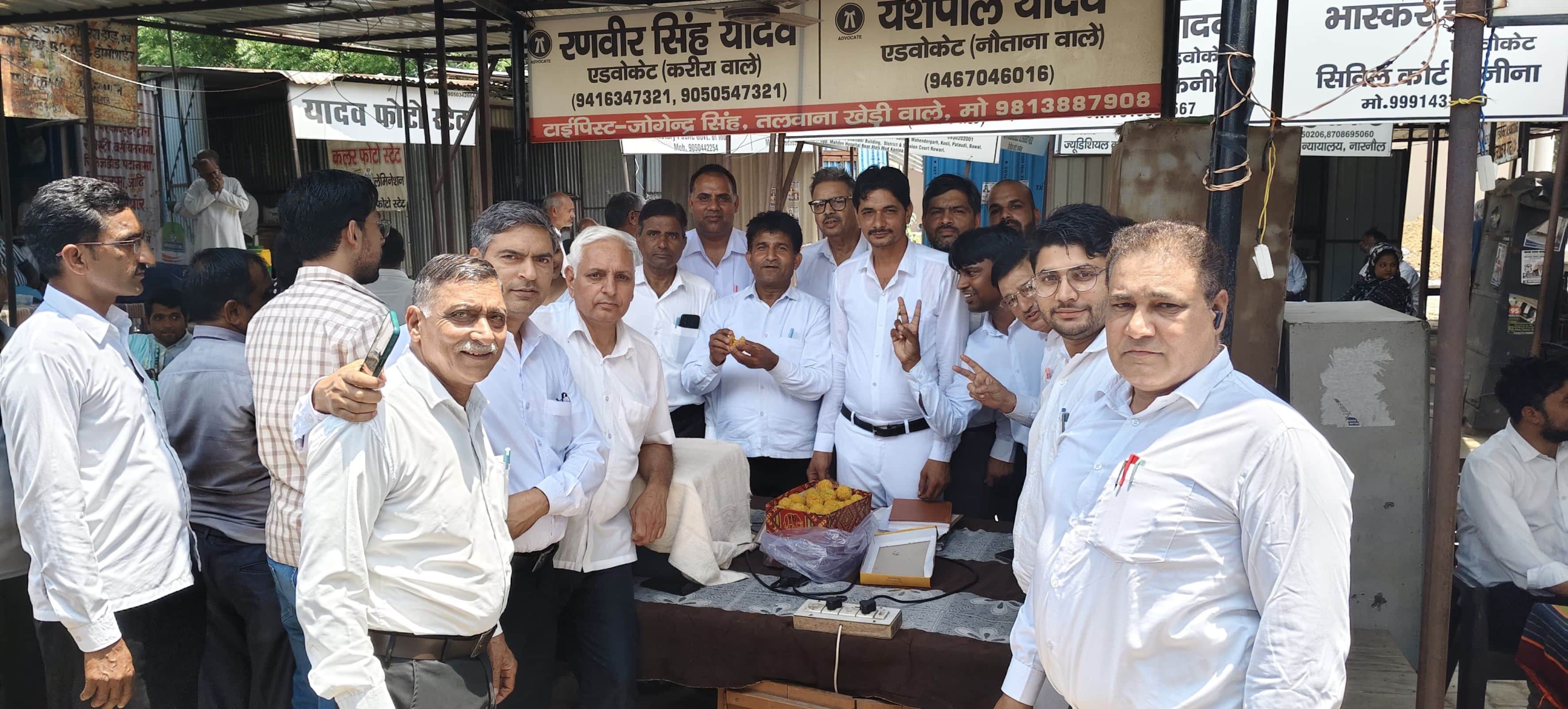 फोटो संख्या:65 कनीना में खुशी मनाते बार अधिवक्ता। विज्ञप्ति