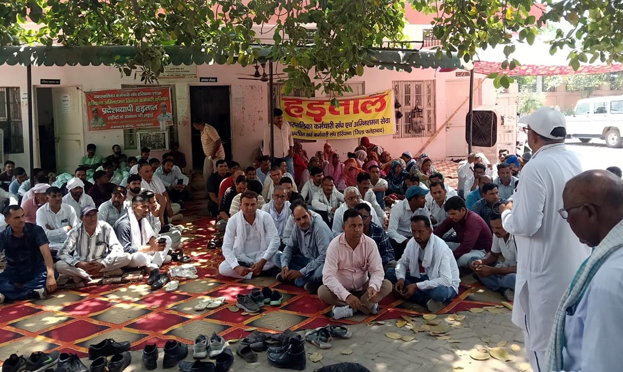 Troubled by the heaps of garbage and the foul smell, the agitation of the sanitation workers intensified