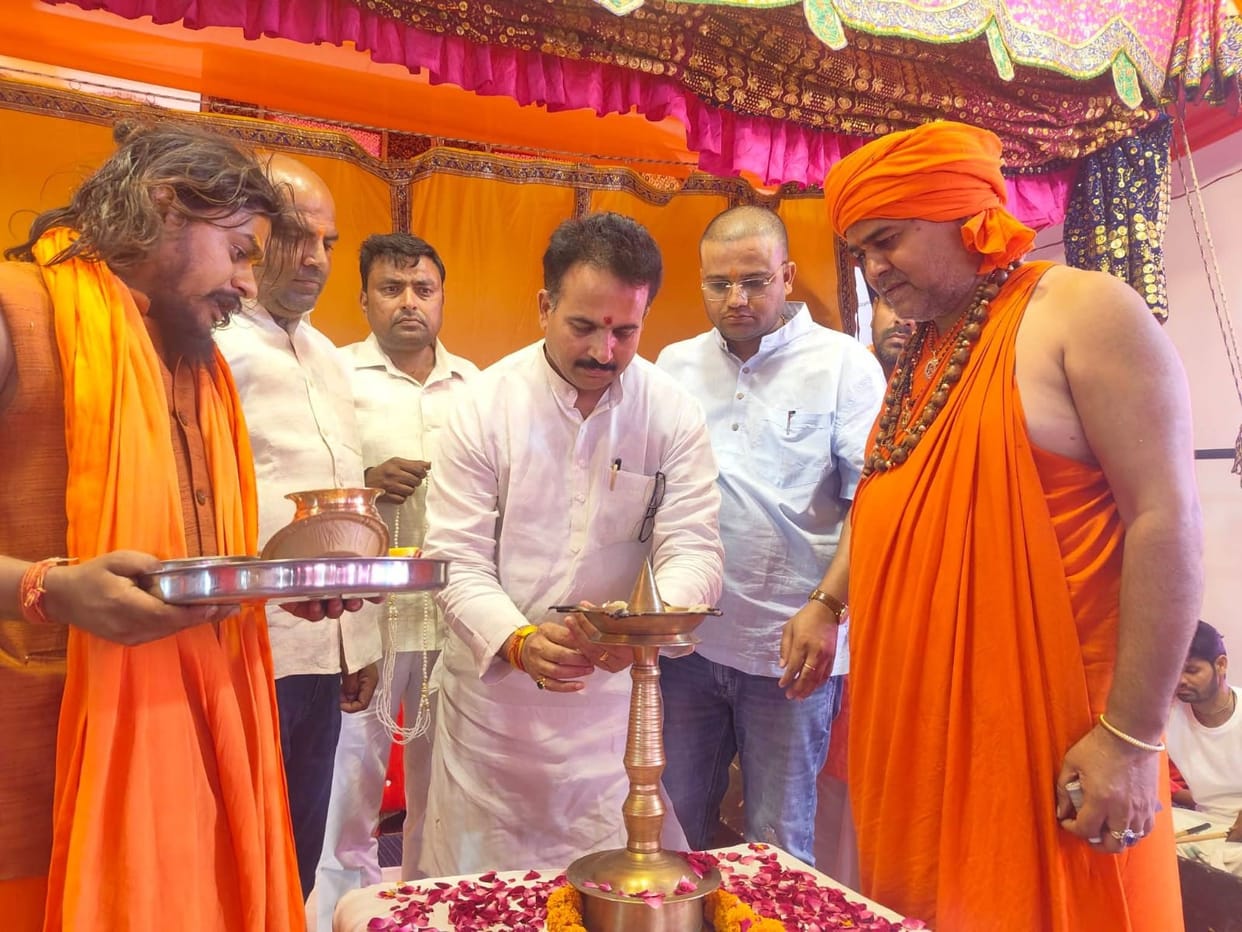 Kalash Yatra was taken out before Bhagwat Katha.