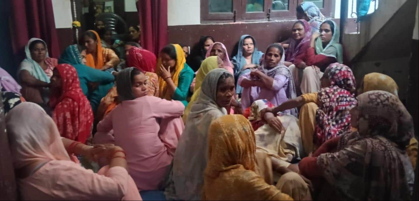  गांव मानकपुर में  विलाप करते मृतक युवक के परिजन । संवाद