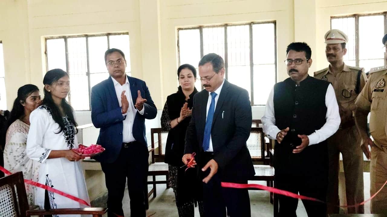 जिला कारागार के आगंतुक कक्ष में लीगल एंड हेल्प डेस्क का उद्घाटन जनपद न्यायाधीश रणधीर सिंह के द्