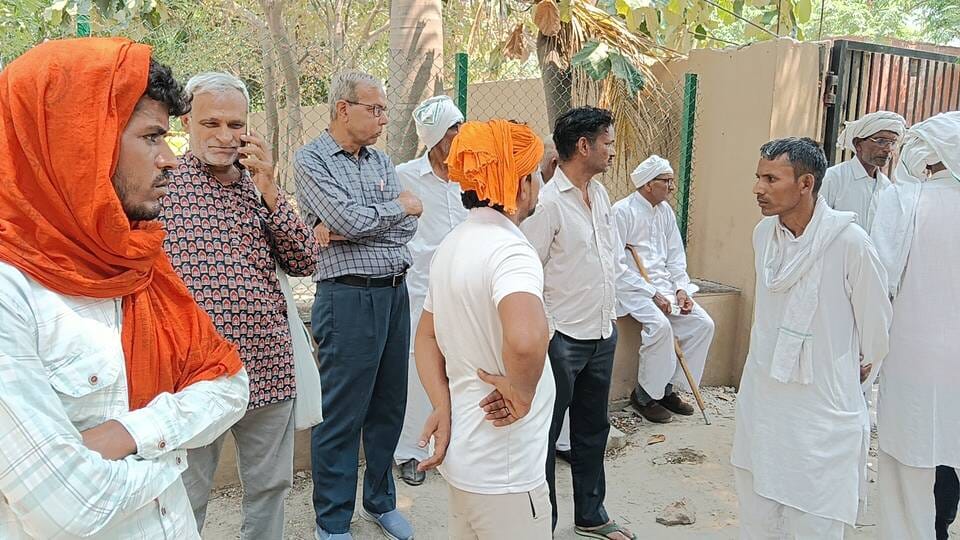 Four friends going to Haridwar were hit by a vehicle, two youths died.