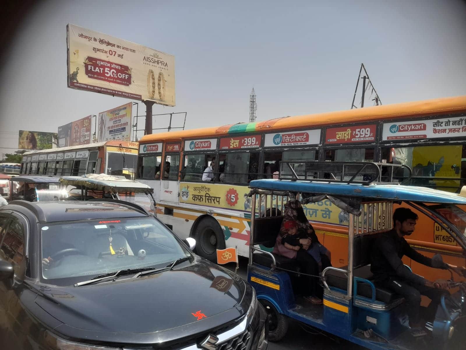 जेसीज चौराहा पर लगा जाम। संवाद