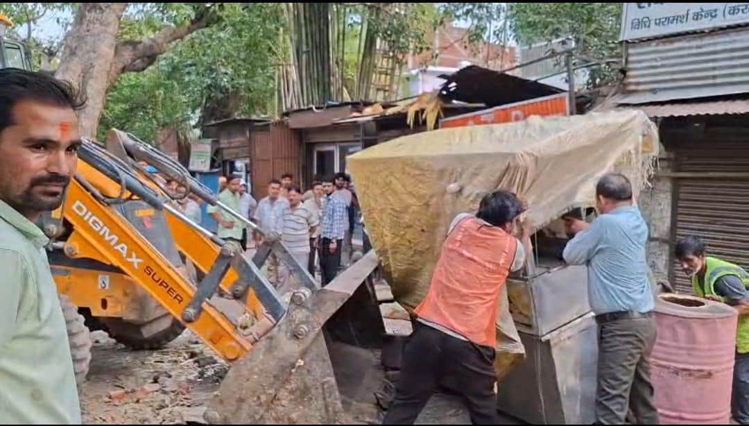 जीटी रोड पर अतिक्रमण अभियान के दौरान सड़क किनारे रखे सामान को उठाते पालिका कर्मी। संवाद