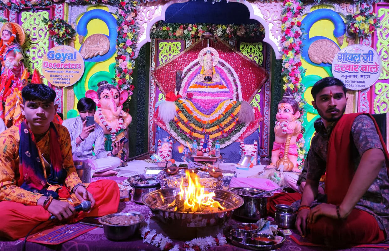 The court of Khatu Shyam was beautifully adorned in Jaitpur; devotees were mesmerized by the singing of Mansi Trivedi from Kanpur during the *Jagran*, while Yash Gupta from Agra also garnered thunderous applause.