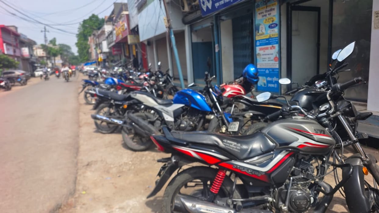 Vehicles parked in front of establishments, causing inconvenience to people