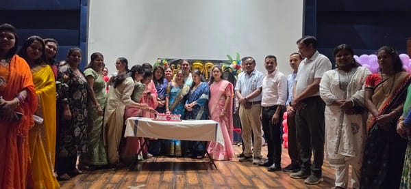 केक काटकर मनाया गया नर्स डे