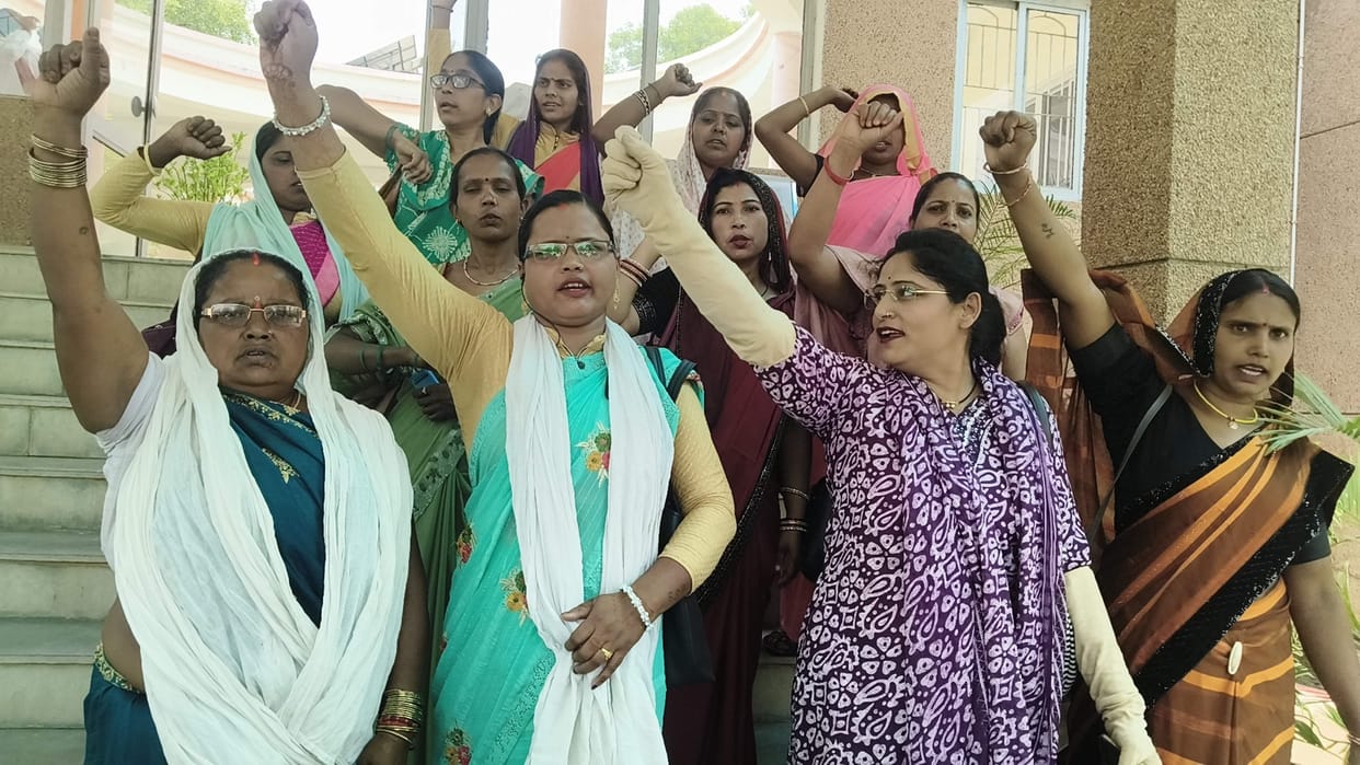Group Sakhiis Stage Demonstration in Ghorawal; Submit Memorandum