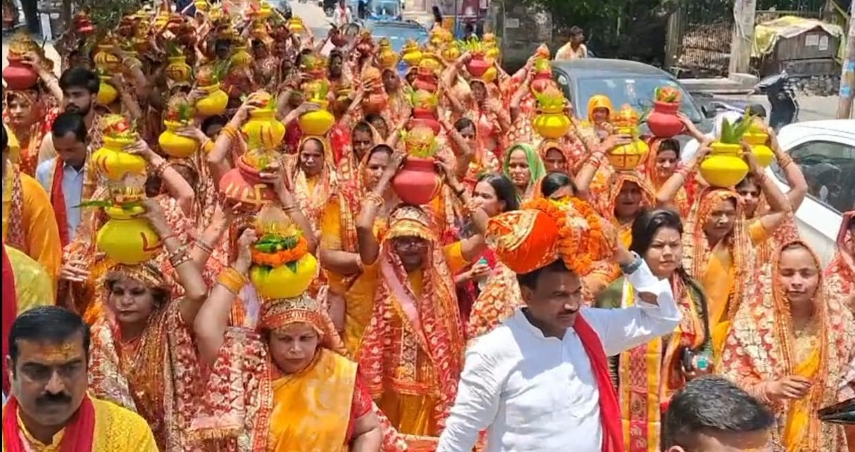 The Katha commences with a Kalash Yatra.