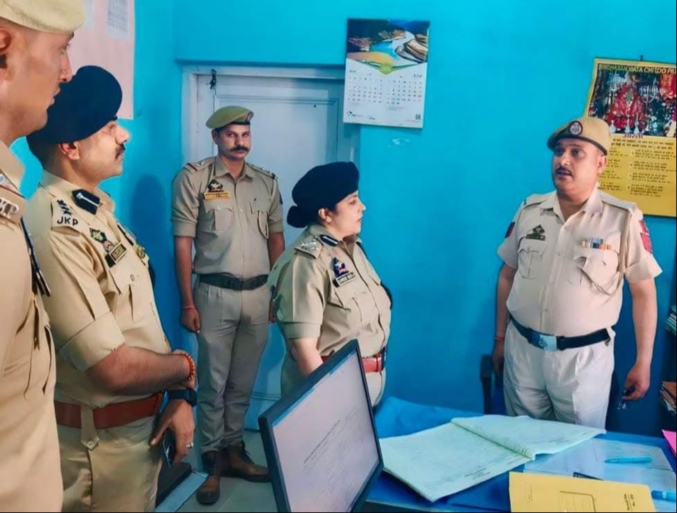 किश्तवाड़ में डीआईजी सरगुन शुक्ला ने सुरक्षा व्यवस्था का लिया जायजा, सिंथन पास का भी किया दौरा.