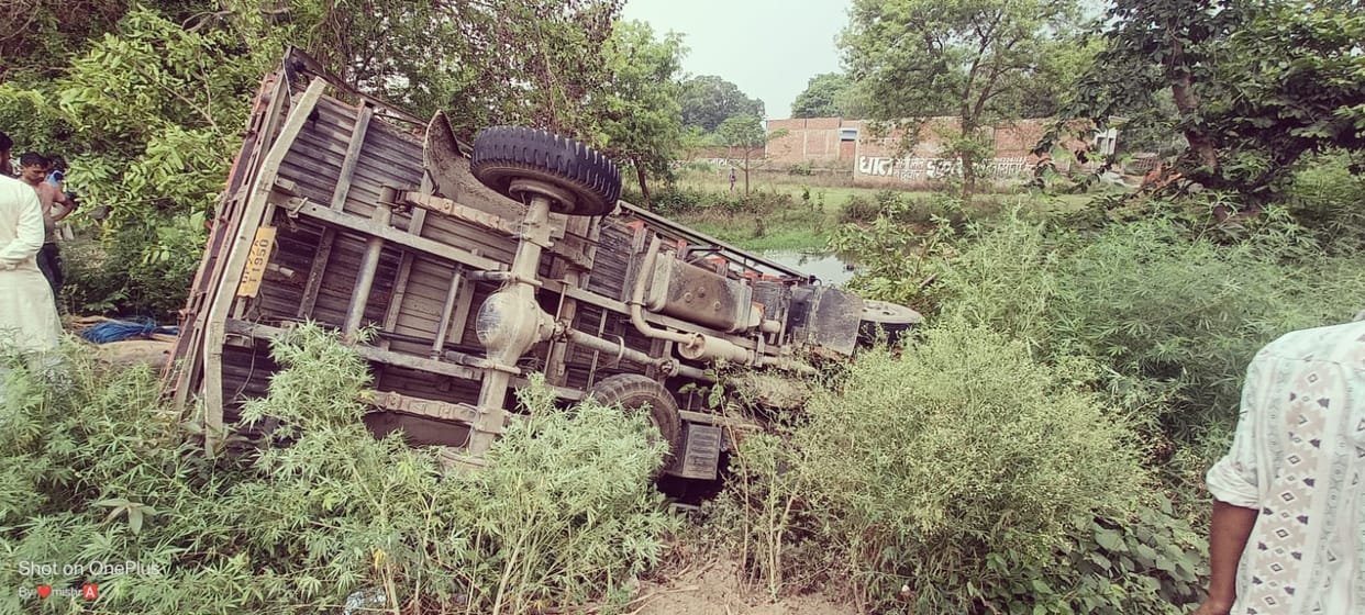 DCM overturned after going out of control, many labourers injured