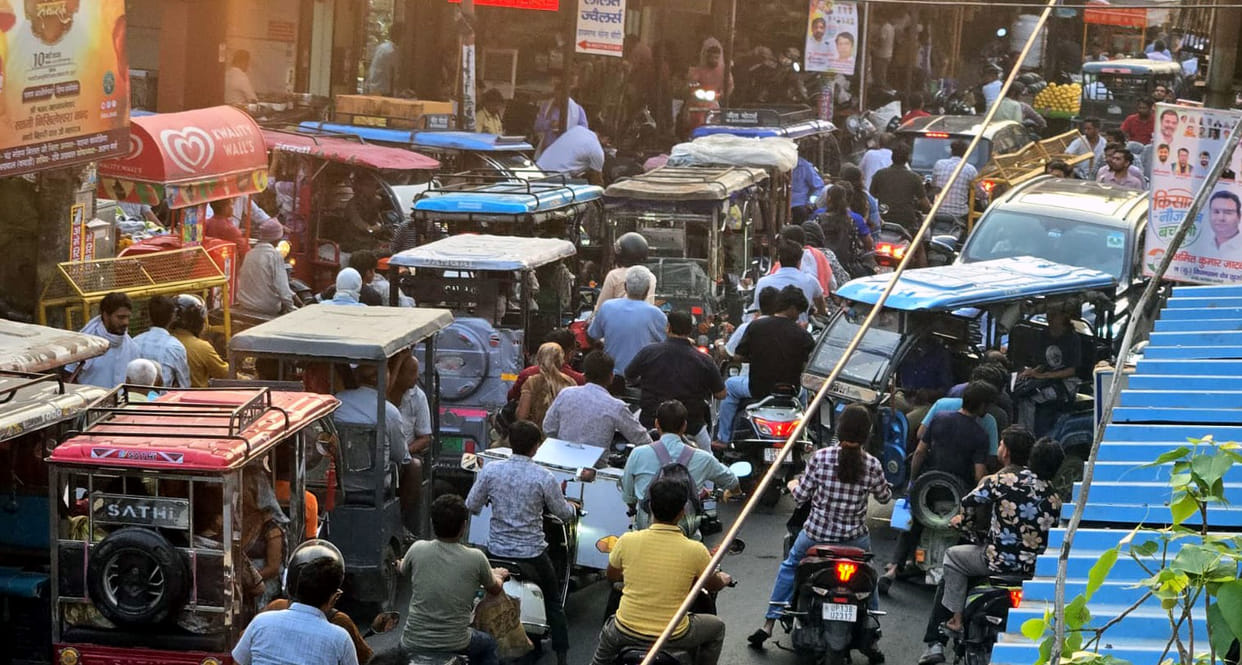 Traffic signal closed, causing traffic jam at Jewar Adda intersection