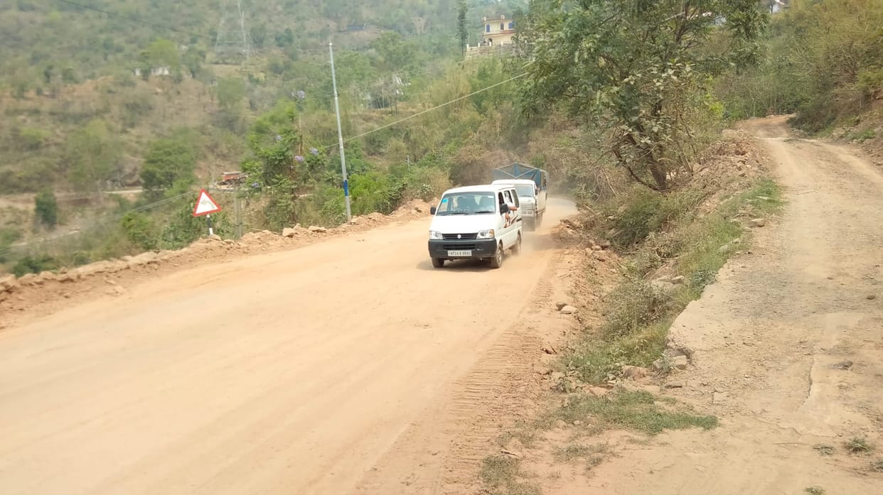 The old Chandigarh-Manali highway is in a bad condition, people are troubled.