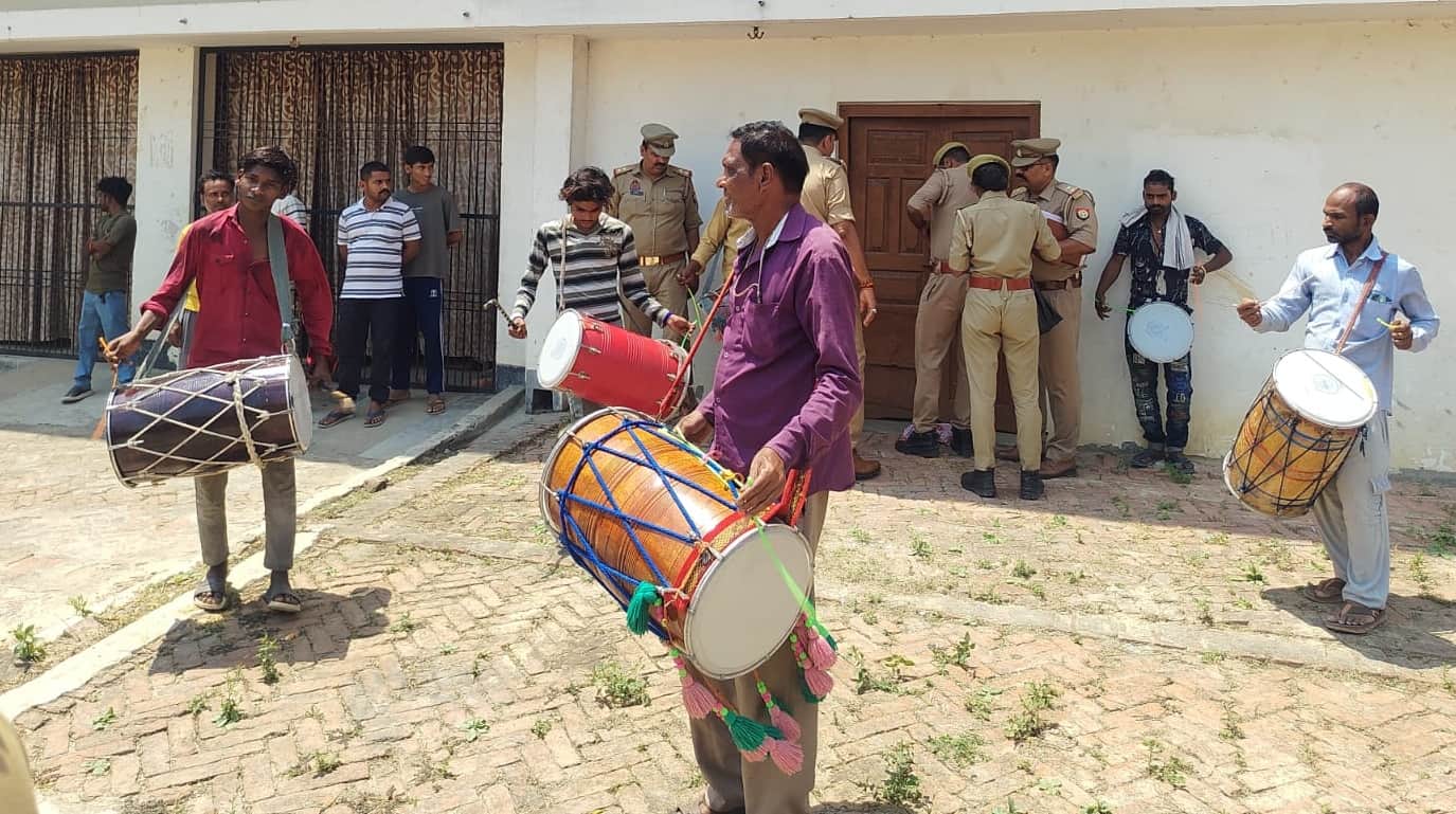 माफिया ध्रुव सिंह की ‘बड़ी हवेली’’ कुर्क की कार्रवाई करती पुलिस। श्रोत-पुलिस