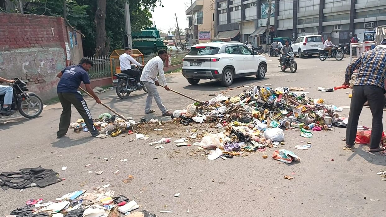 The strike continues...garbage will not be removed from the roads for three more days.