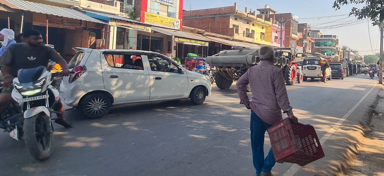 The New Road-Sabji Mandi route remained jammed for 4 hours.