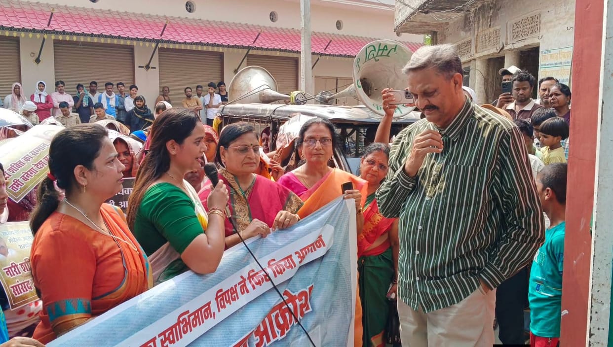 Led by the Zila Panchayat Chairperson, women staged a gherao of the SP MP's residence