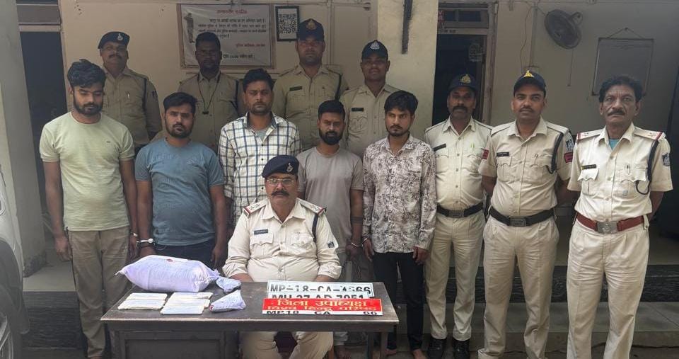 पुलिस गिरफ्त में आरोपी।
