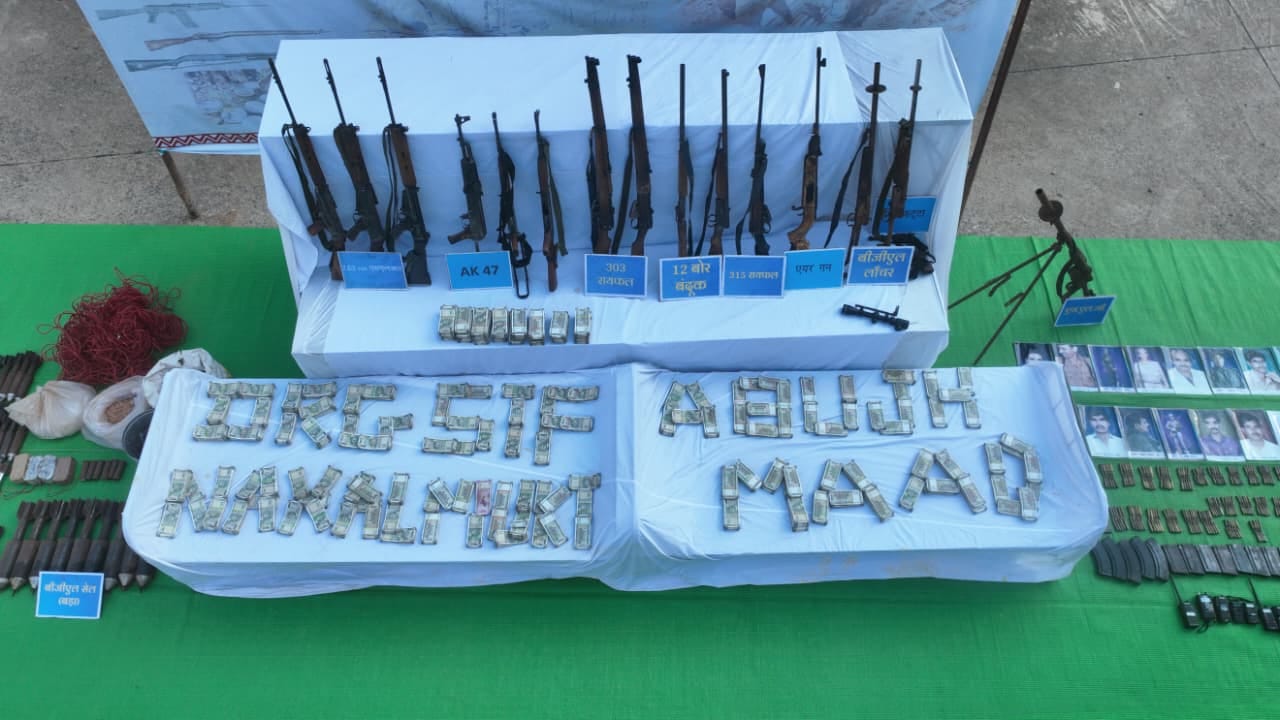पुलिस ने जब्त किया हथियार व कैश
