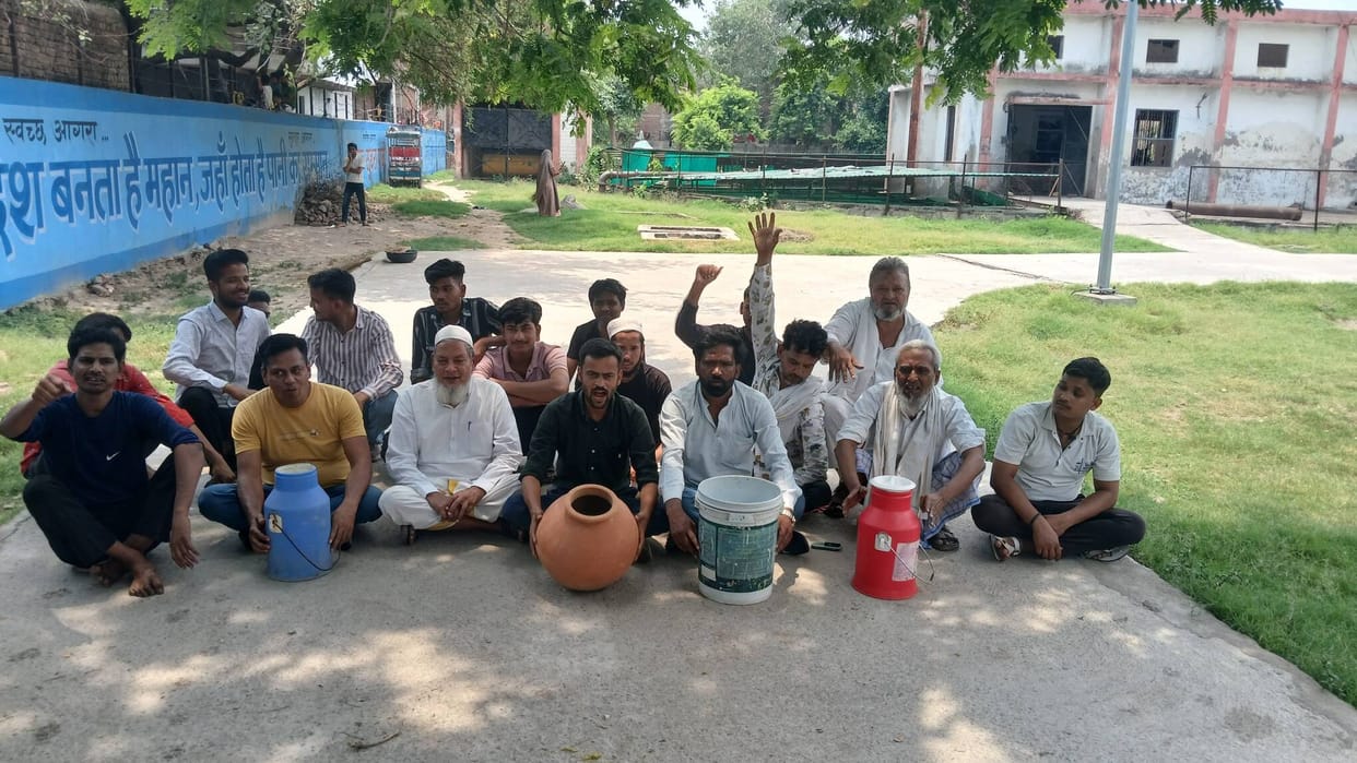 Due to non-availability of water in Soron Katra, demonstration was held with empty utensils.
