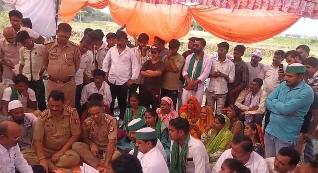 Farmers protest in Prabandh Nagar, seek permission to sell land
