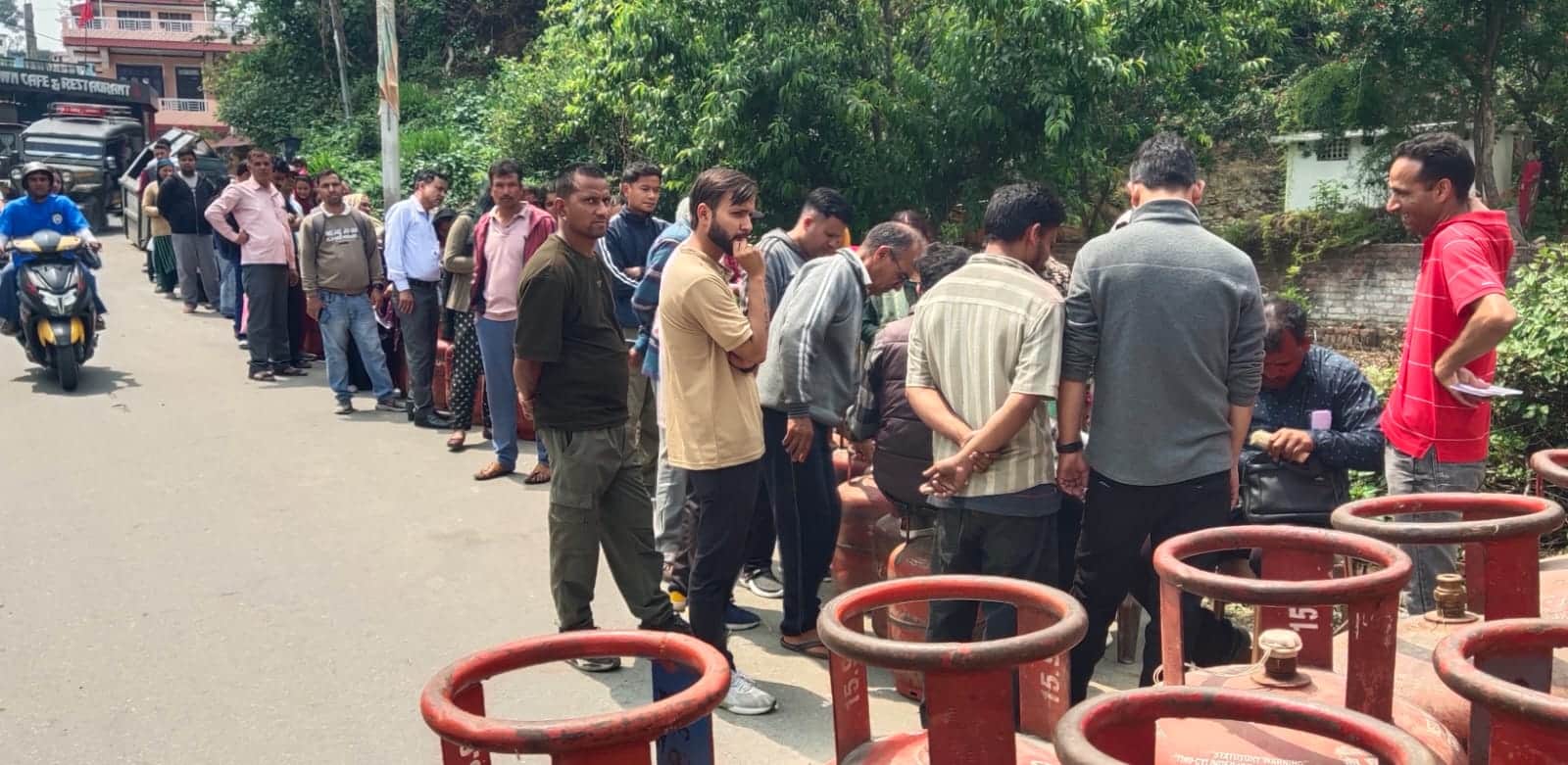 पिथौरागढ़ के जाखनी तिराहे पर गैस सिलिंडर के लिए लाइन में लगे लोग। संवाद