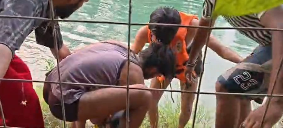 A young man jumped into a canal under suspicious circumstances and died by drowning