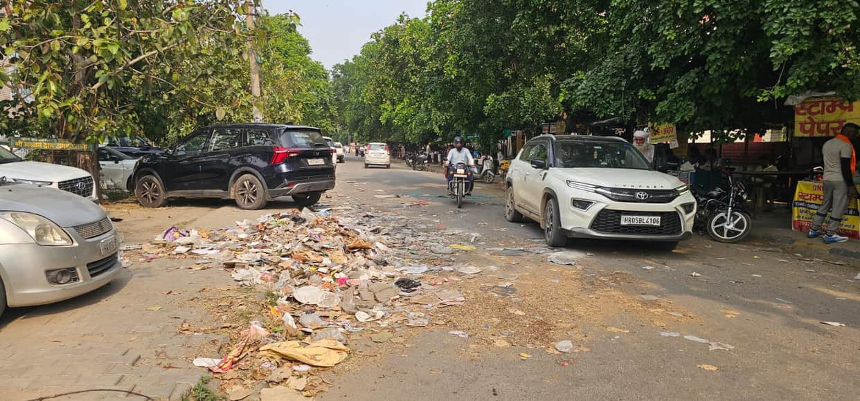 Sanitation workers extend strike till 14th, dump trolley full of garbage on road
