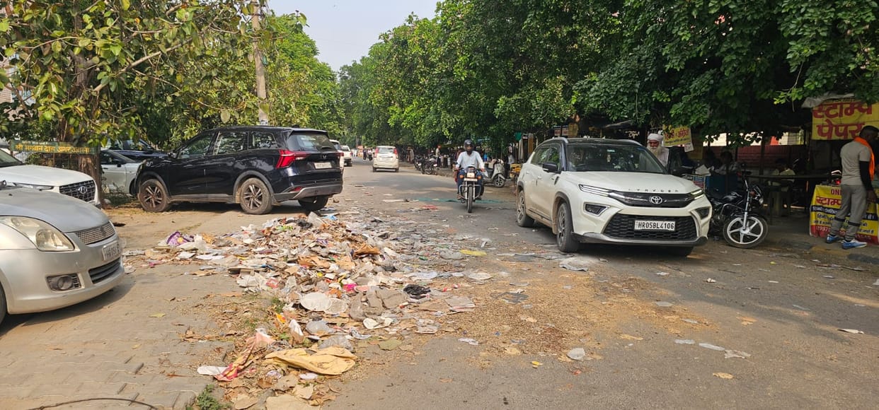 Sanitation workers extend strike till 14th, dump trolley full of garbage on road