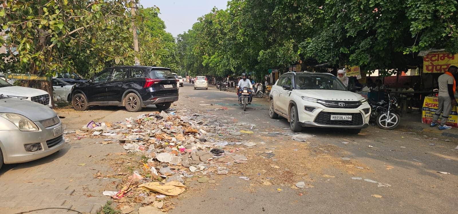 सफाईकर्मियों ने 14 तक बढ़ाई हड़ताल, सड़क पर फेंका ट्रॉली में भरा कचरा