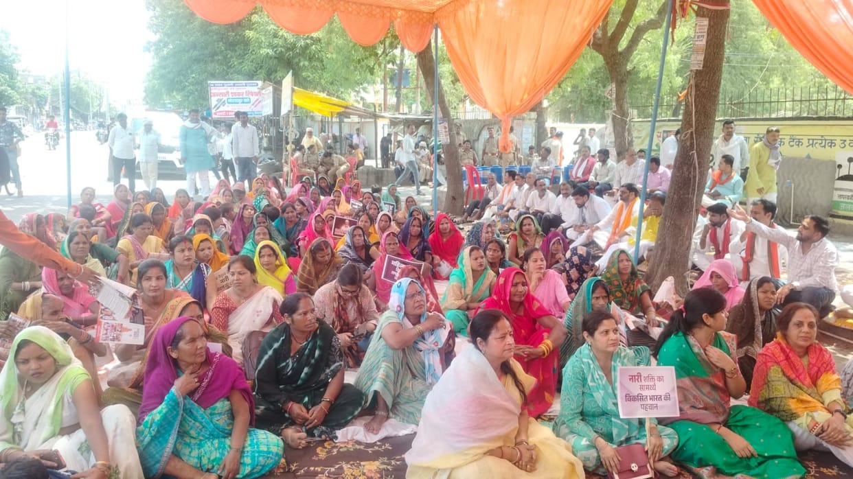 BJP Mahila Morcha surrounded the residence of SP MP, raised slogans