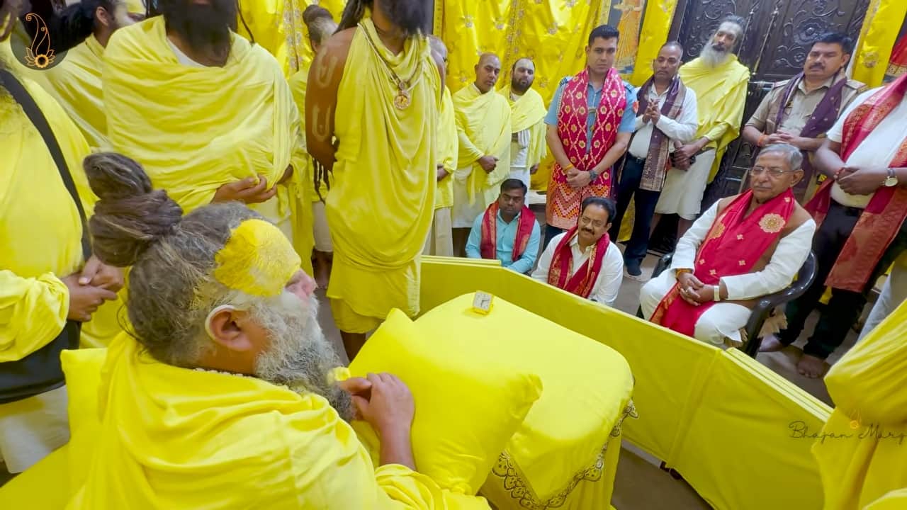 संत प्रेमानंद से चर्चा करते नागालैंड के राज्यपाल नंदकिशोर यादव। 