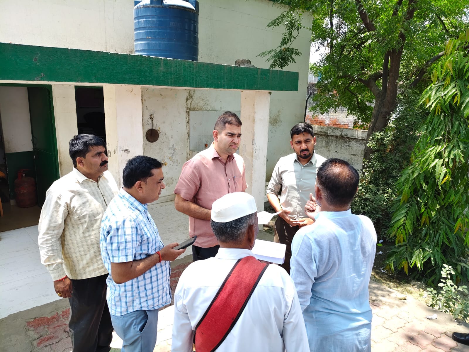 सदर तहसील के पाता में भूमि विवाद के निस्तारण के लिए मौके पर पहुंचे डीएम डॉ अमित पाल