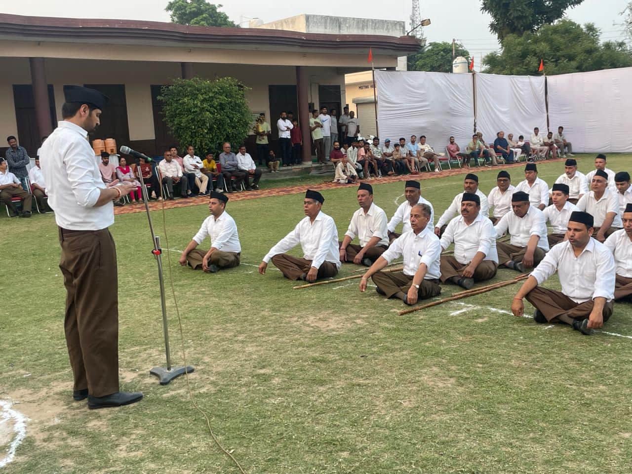 स्वयंसेवकों को संबोधित करते मुख्य वक्ता। प्रवक्ता