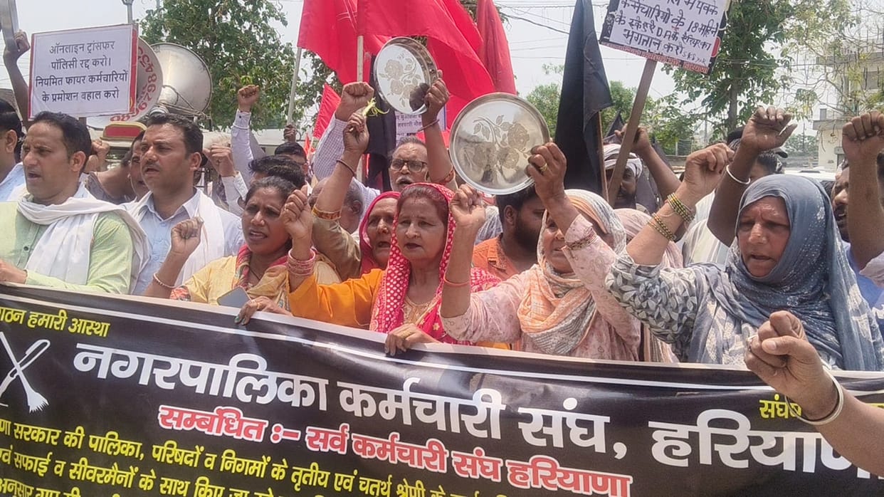 Employees Arrive to Surround Mayor and MLA's Residences; Police Intercept Them in Advance