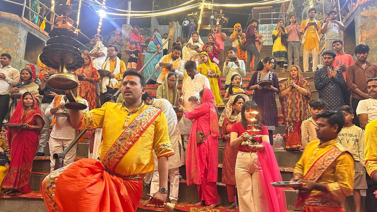 Devotees were overwhelmed with emotion upon witnessing the Aarti of Mother Ganga.