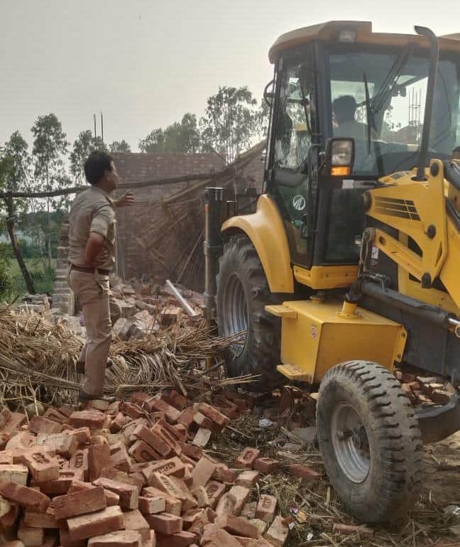 शेरकोट के ग्राम हाफिजाबाद में ग्राम समाज की भूमि पर जेसीबी से अवैध निर्माण ध्वस्त कराती राजस्व 